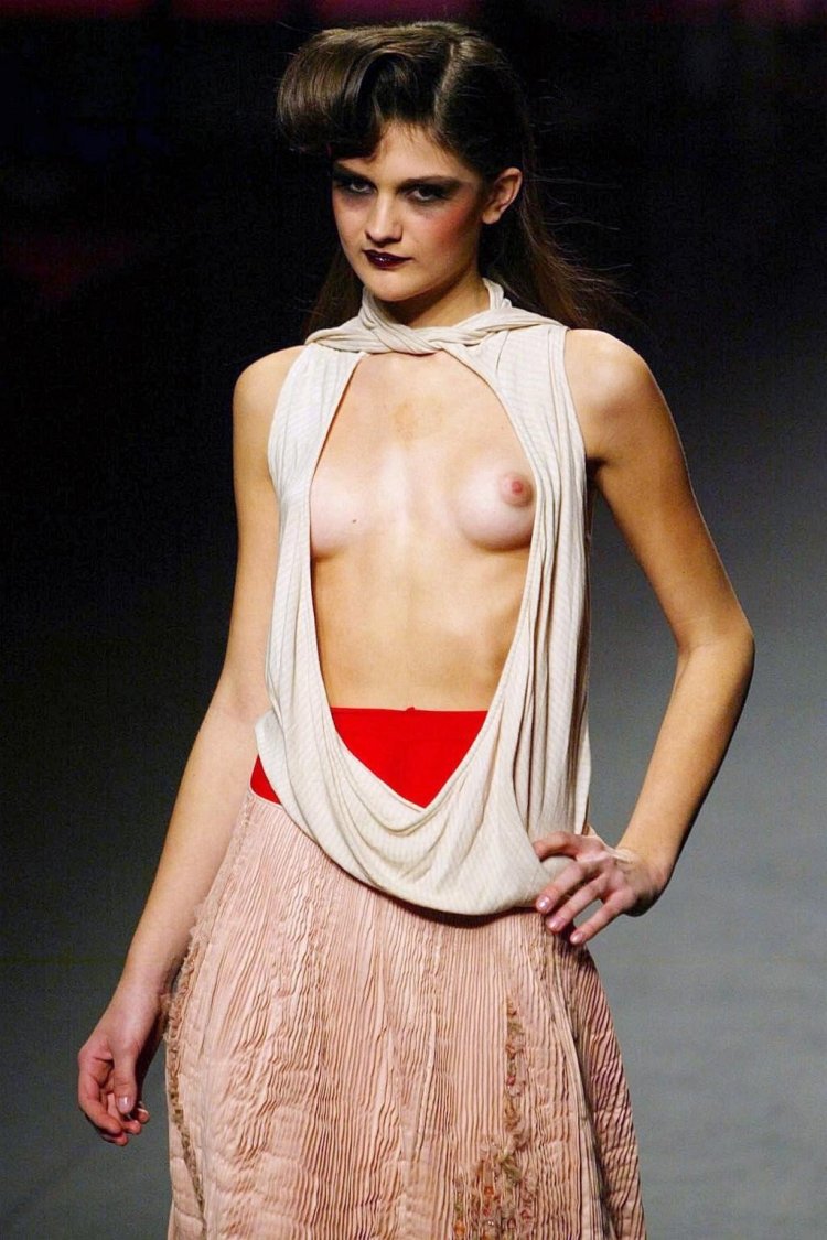 Эротический модный показ