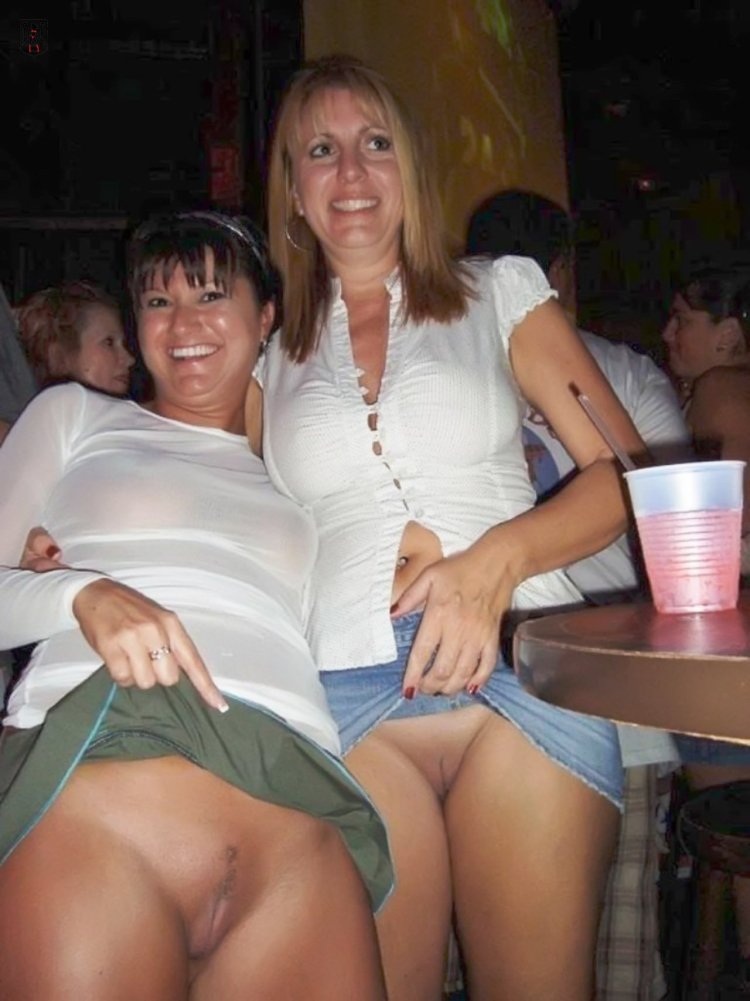 Ladies without panties under the skirt