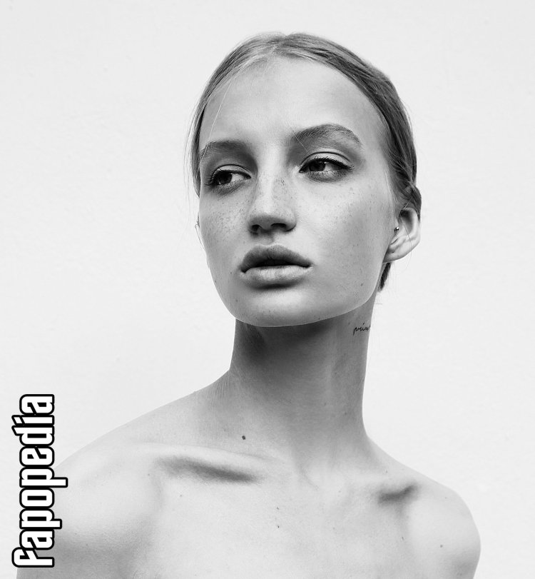 Pauline Tantot is completely naked