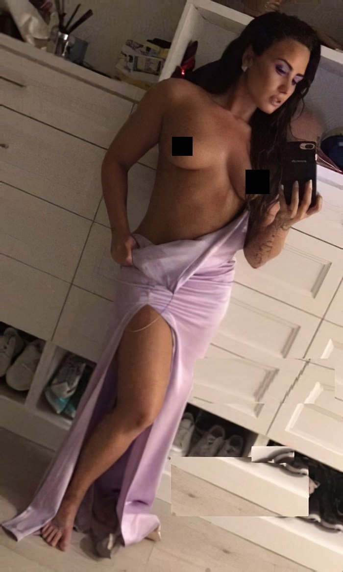 Naked sexy Demi Lovato