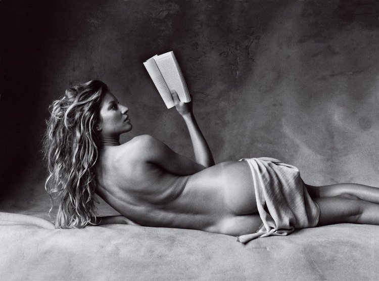 Joanna Ray exposed her chest