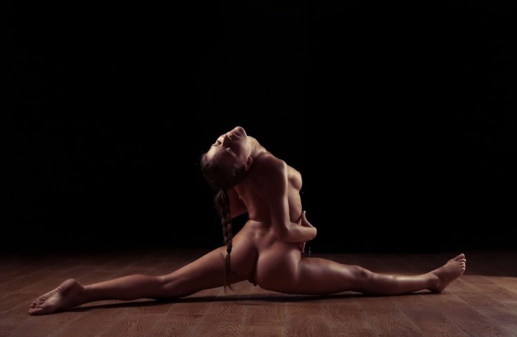 Erotic yoga Lyuba Shumaiko