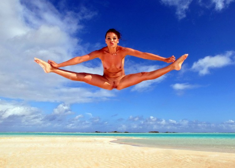 Naked jumpers in water