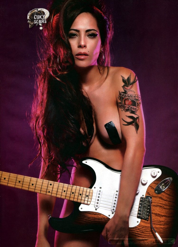 Amy Winehouse Back to Nipple Peeperz