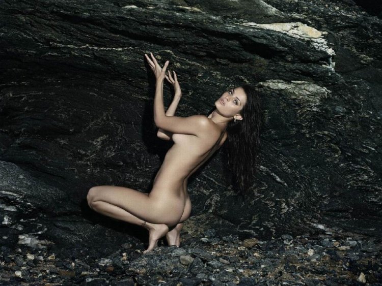 The Isabeli Fontana is naked