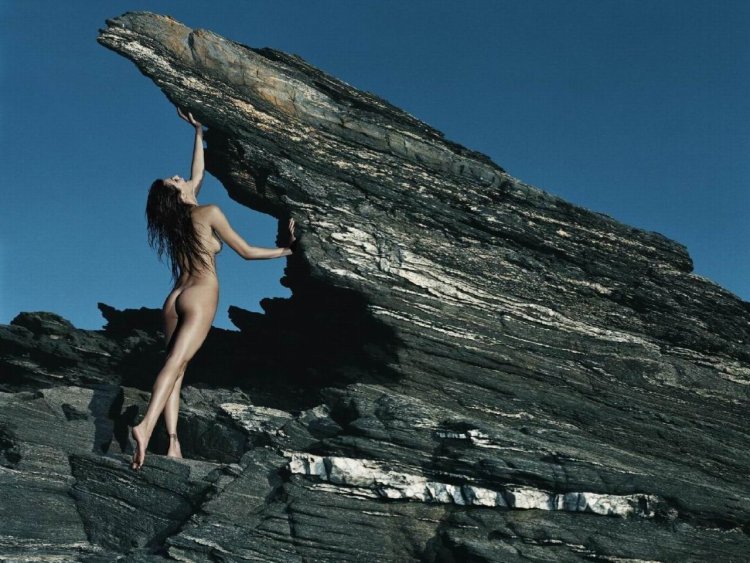 Isabeli Fountan photo shoots nude