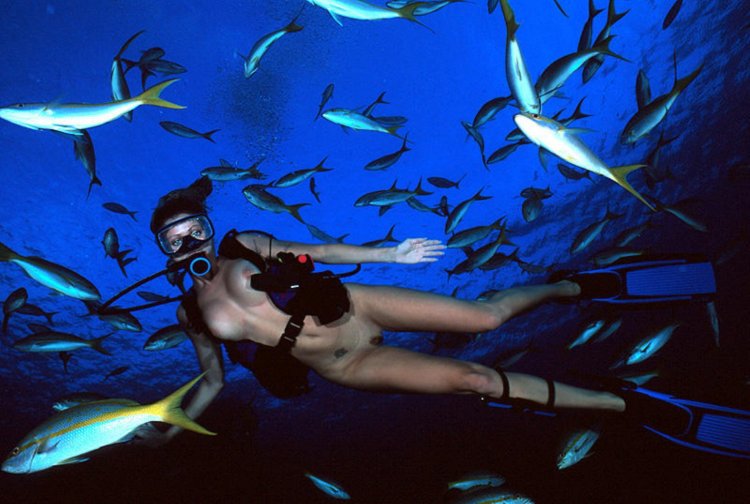 Naked girls in scuba dots