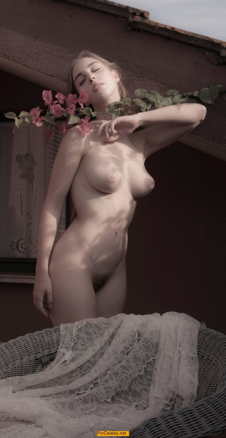 Claudia Photodromm Naked