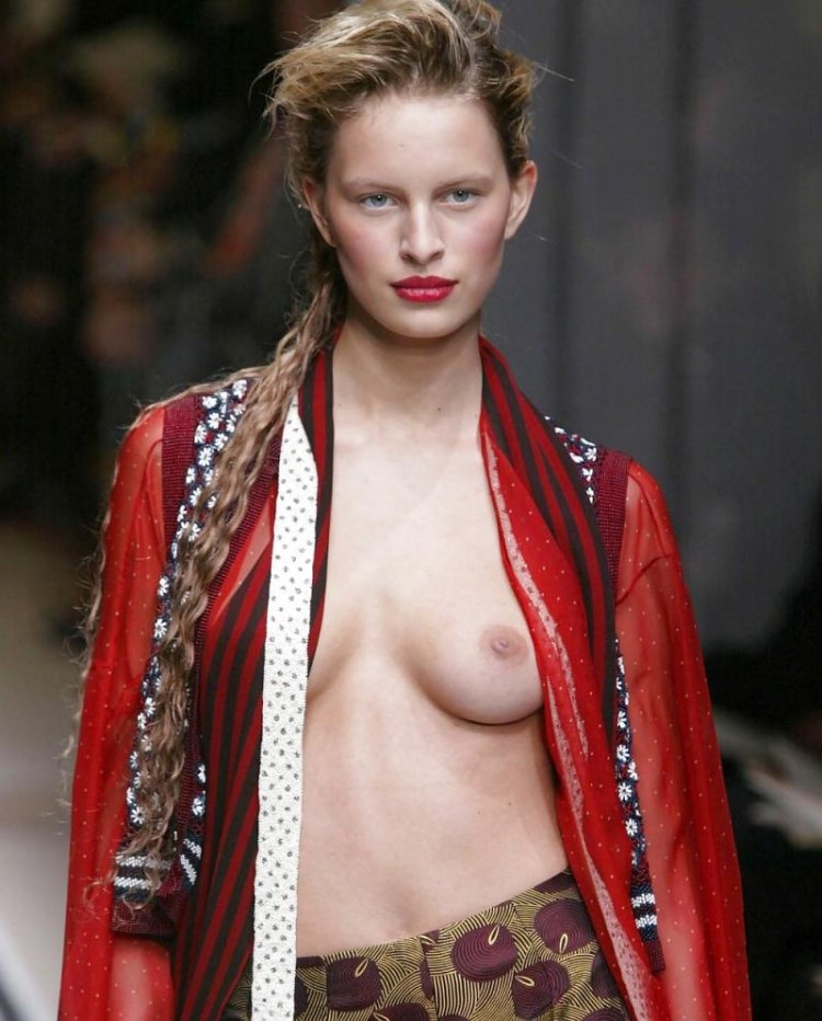 Karolina Kurkova Tits