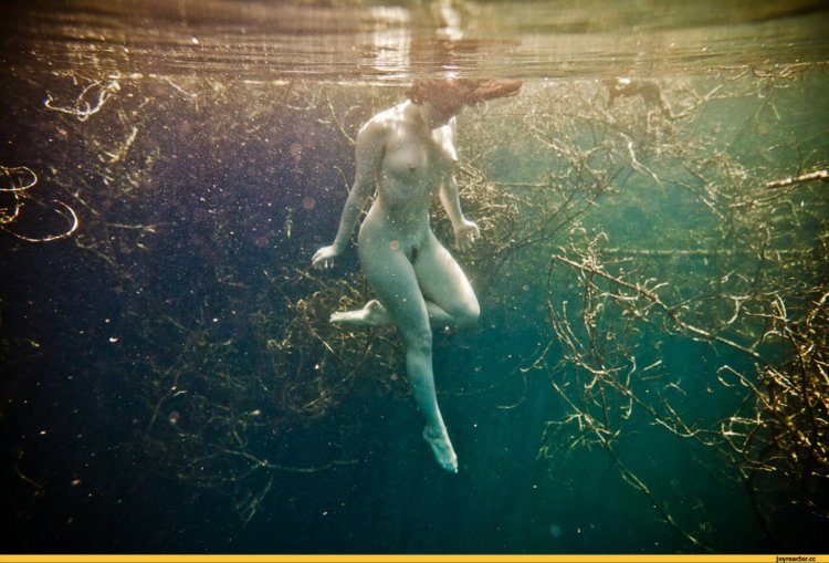 Girls under water without clothes
