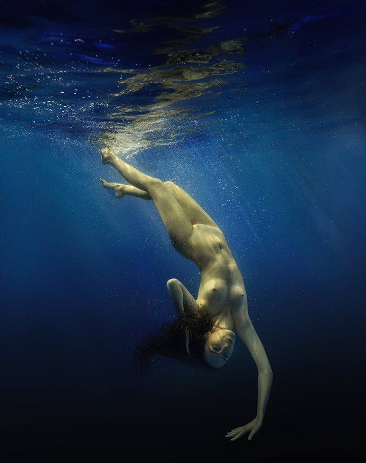 Underwater shooting of naked women