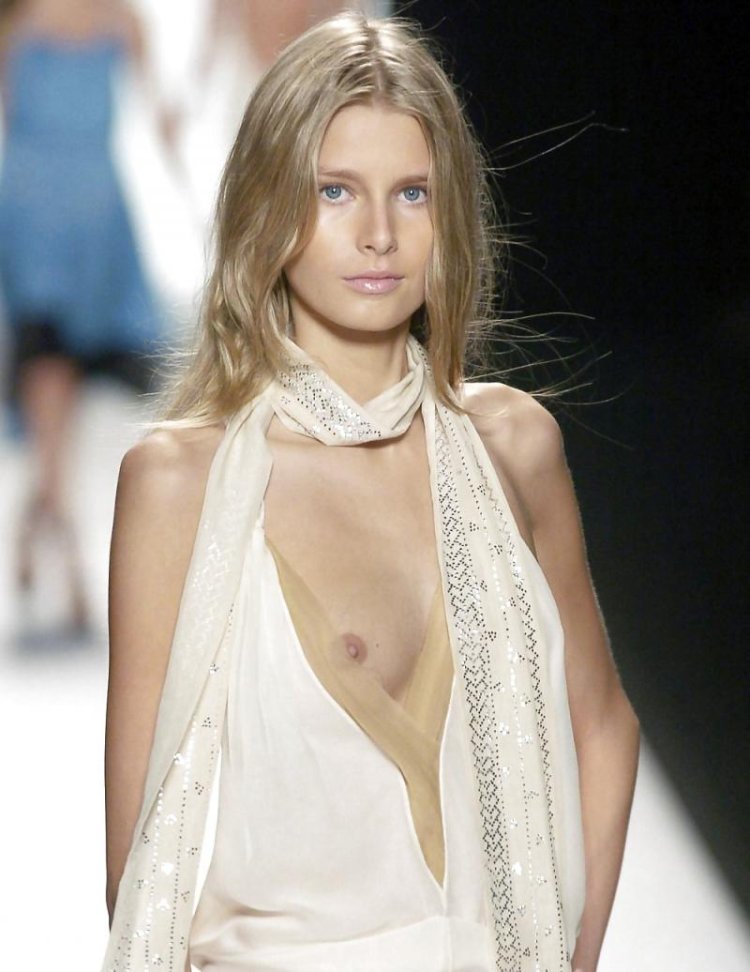 Amber Valletta is erotic