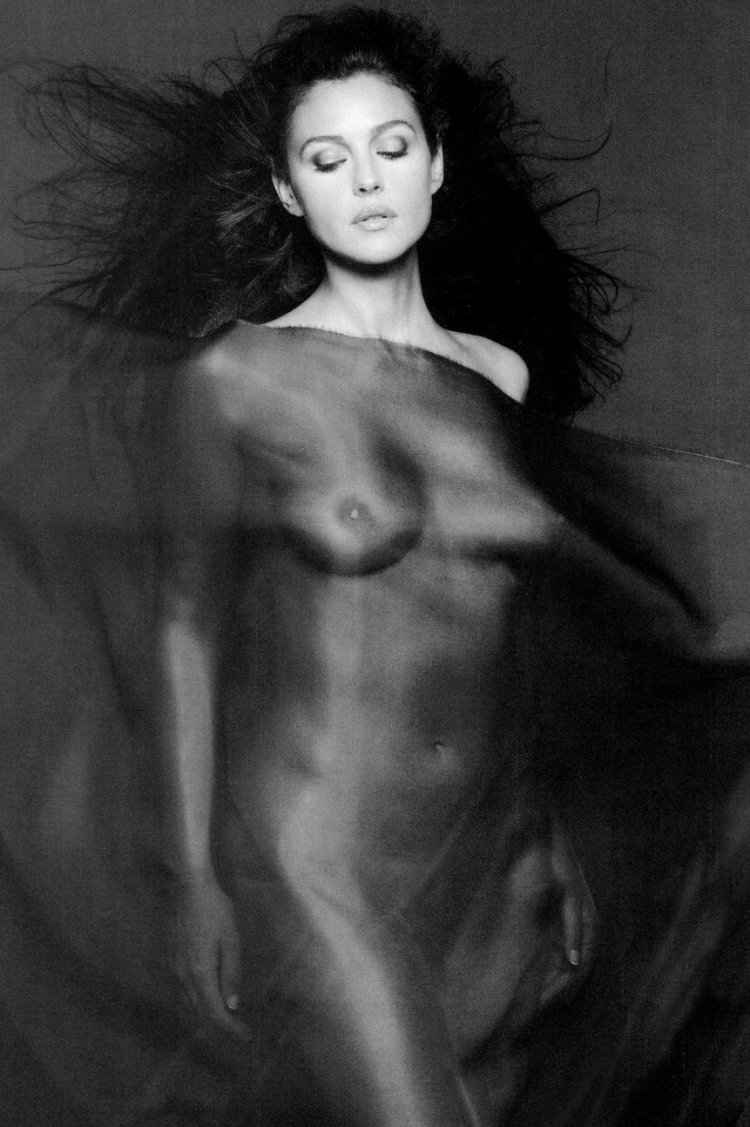 Голая Моника Беллучи в фильме Малена