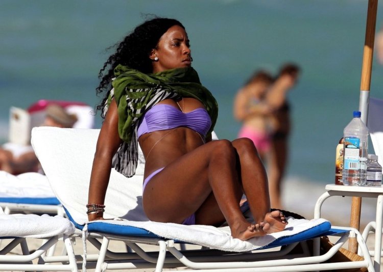 Kelly Rowland is hot
