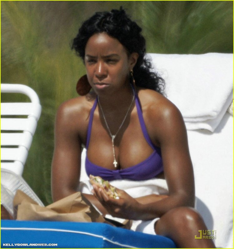Kelly Rowland light up