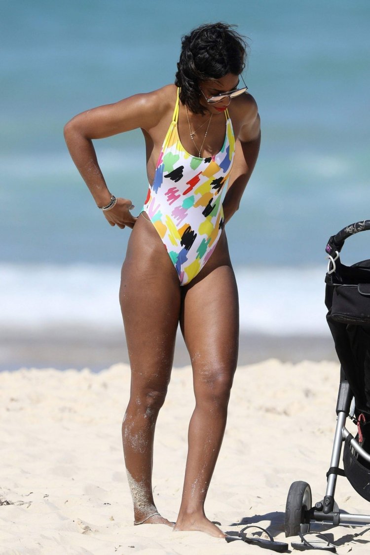 Kelly Rowland Exposes Nipple