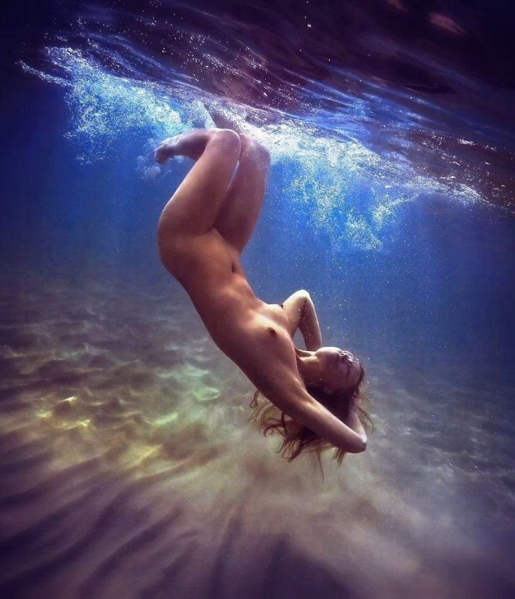 Underwater shooting nude