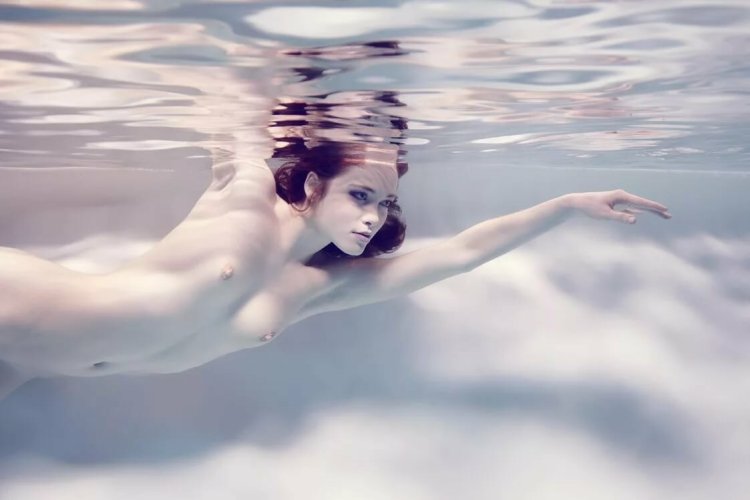 Underwater shooting nude