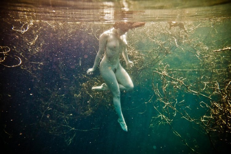 Underwater shooting nude