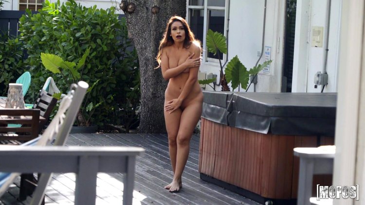 Erotica. Naked in the entrance