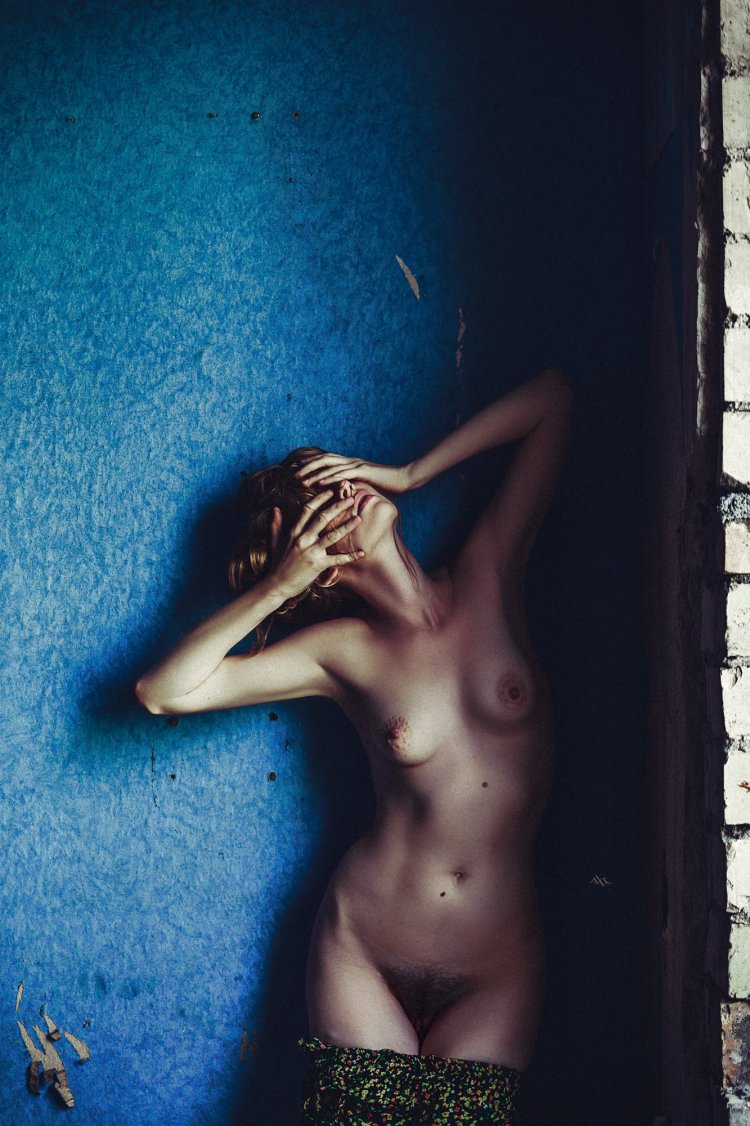 Elizabeth Gregoricchi is naked