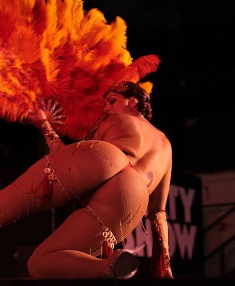 Daniel Kolbi-Kashman striptease