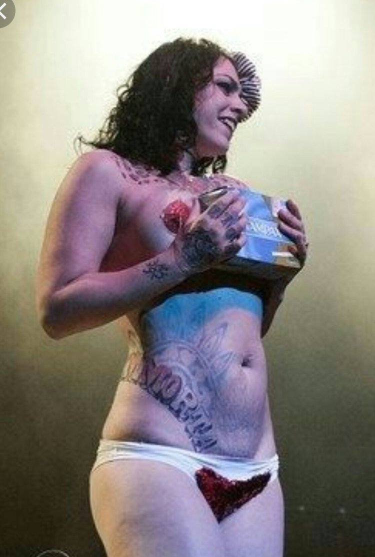 Daniel Kolbi-Kashman striptease