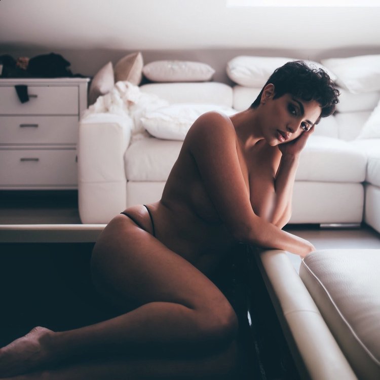 Naked Russian TV presenter photos