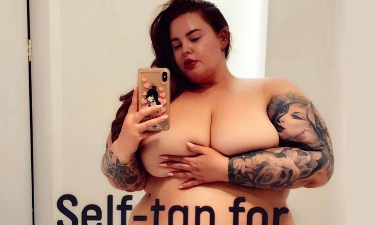 Tess Holidey without panties