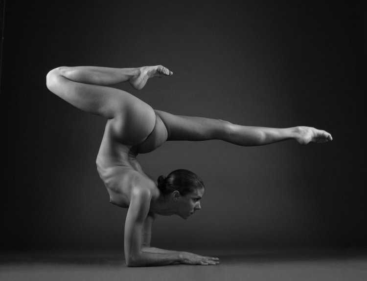 Naked pregnant ballerina