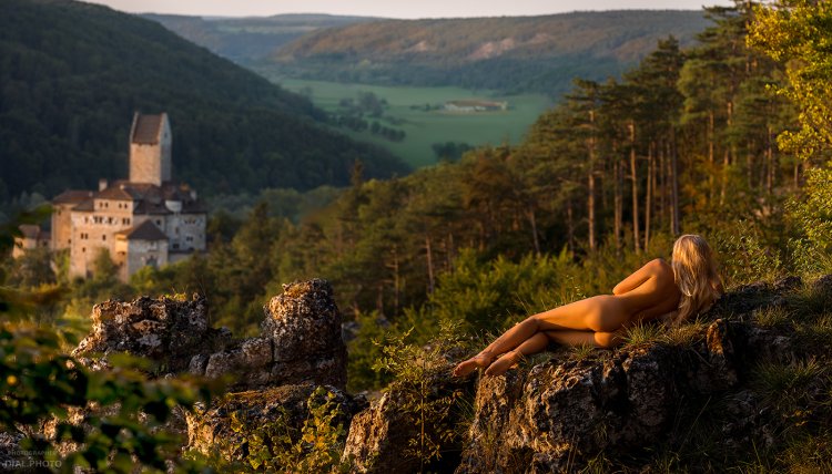 Naked with forms in the mountains