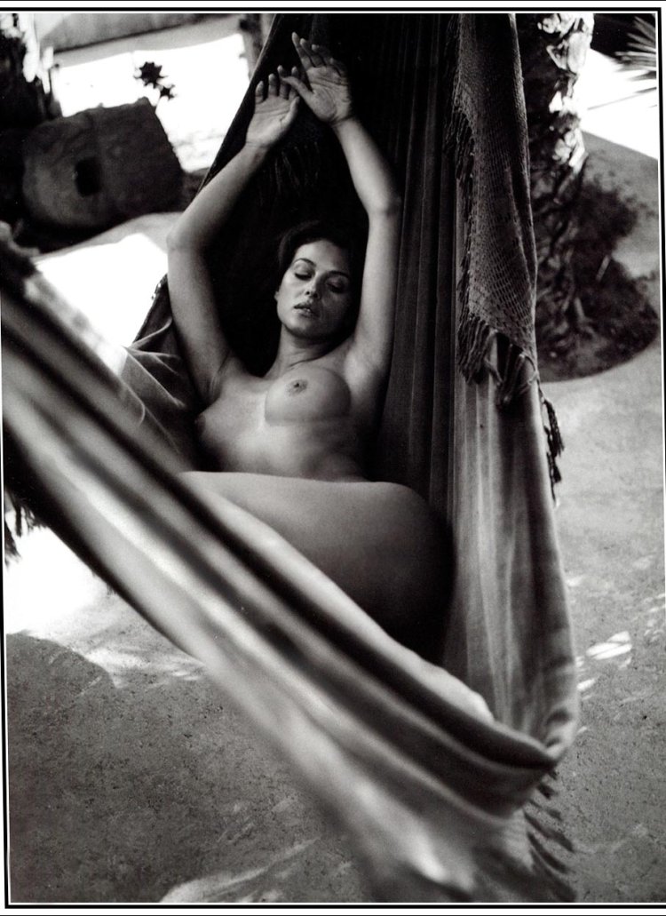 Naked pregnant Monica Bellucci