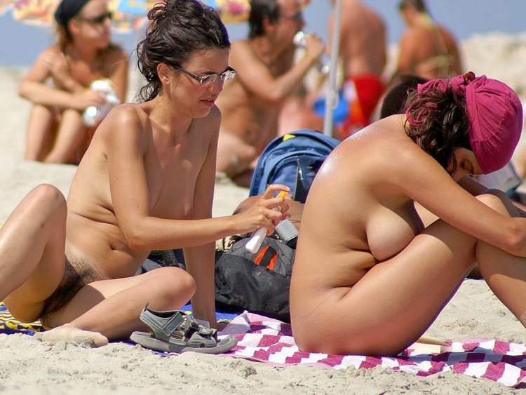 Naked women on the beach spied