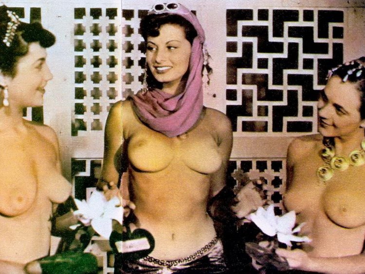 Софи Лорен топлесс