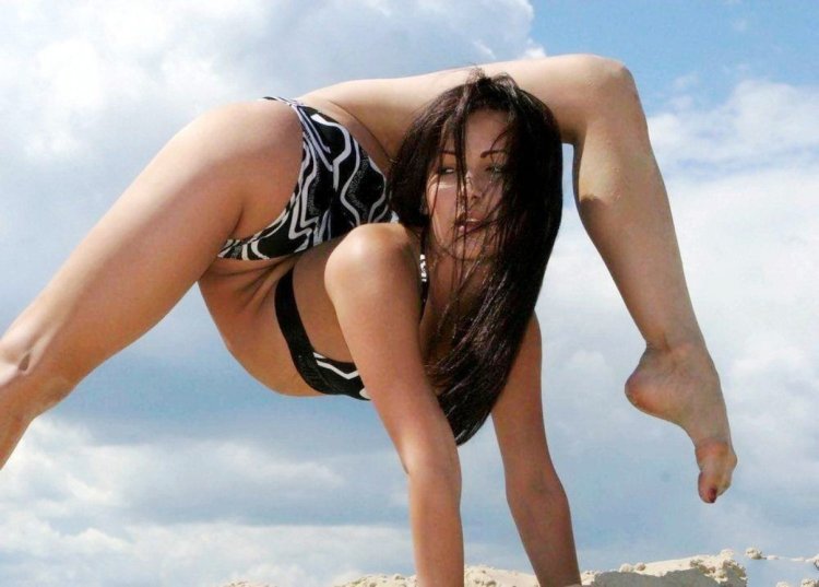 Monika Synytycz in linen