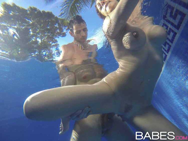 Fucked in the pool under water