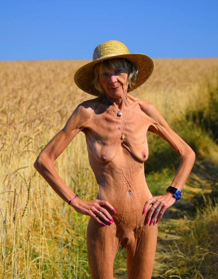 Naked old woman photo shoot