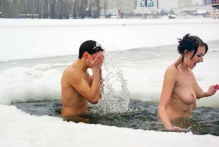 Naked girls bathed in an ice hole