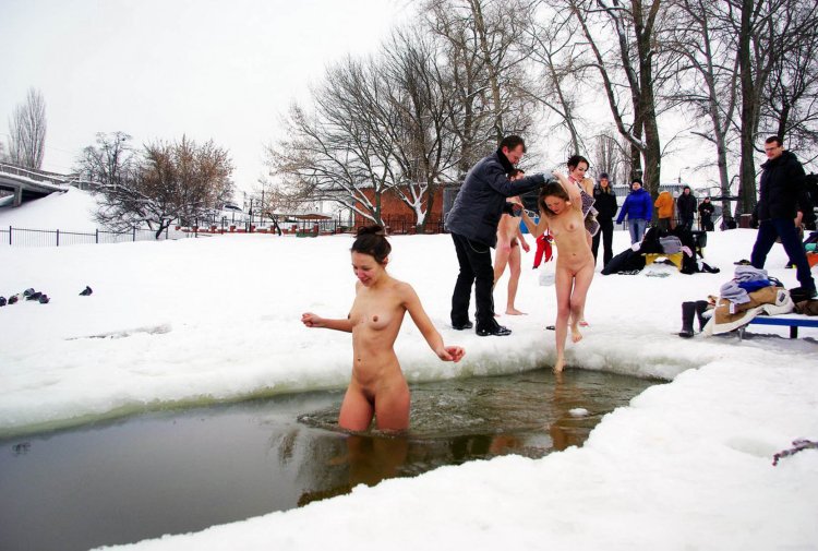 Naked girls bathed in an ice hole