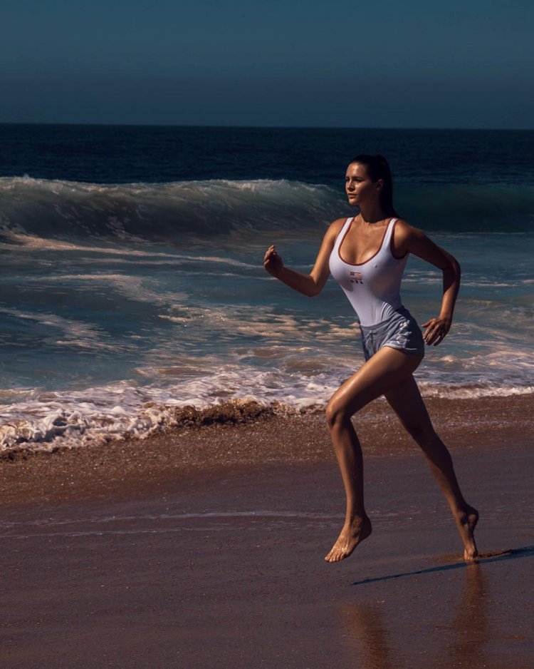 Alina Lewis is naked