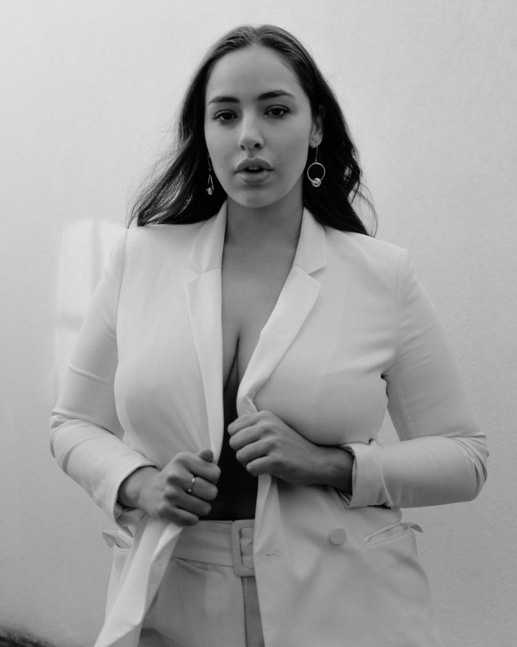 Sofia Adams plus saz