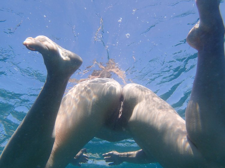 Underwater Sex with Big White Bubble Butt Italian