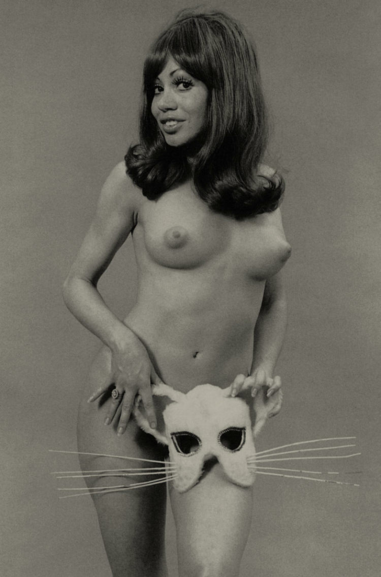 Beautiful kiss of girls nude