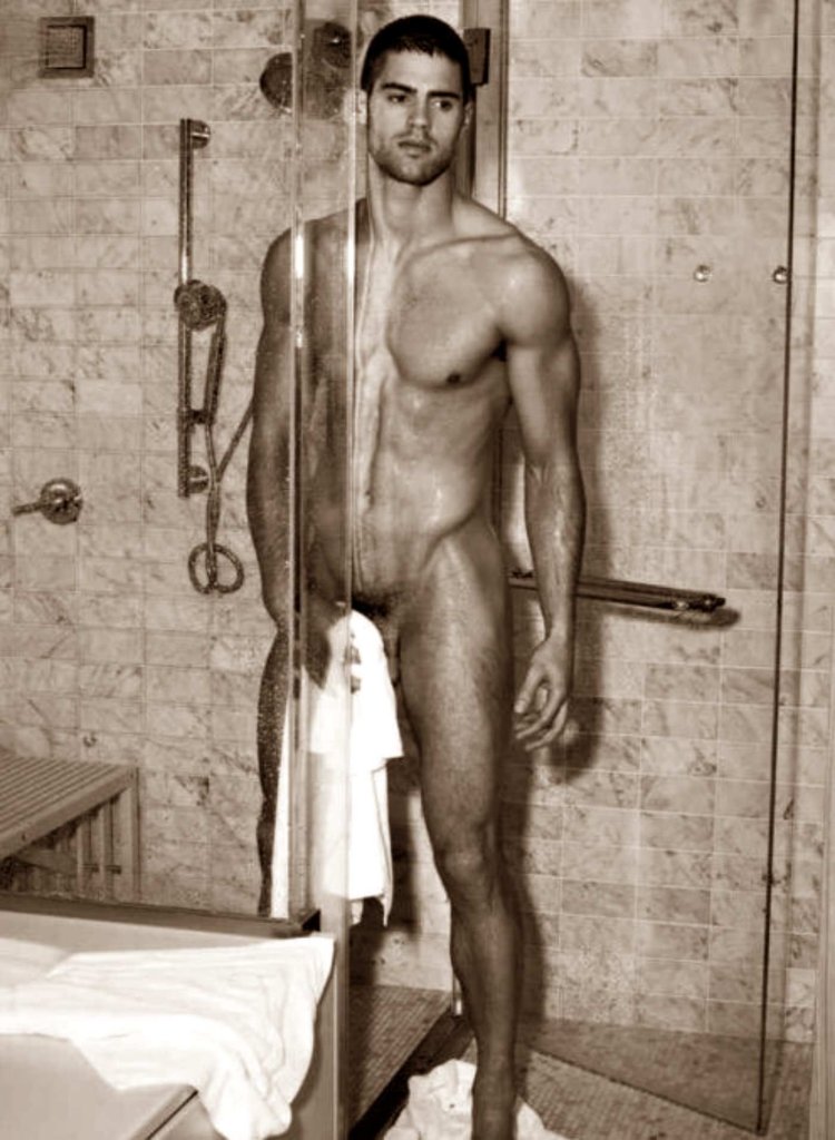 Naked guys fuck in the shower