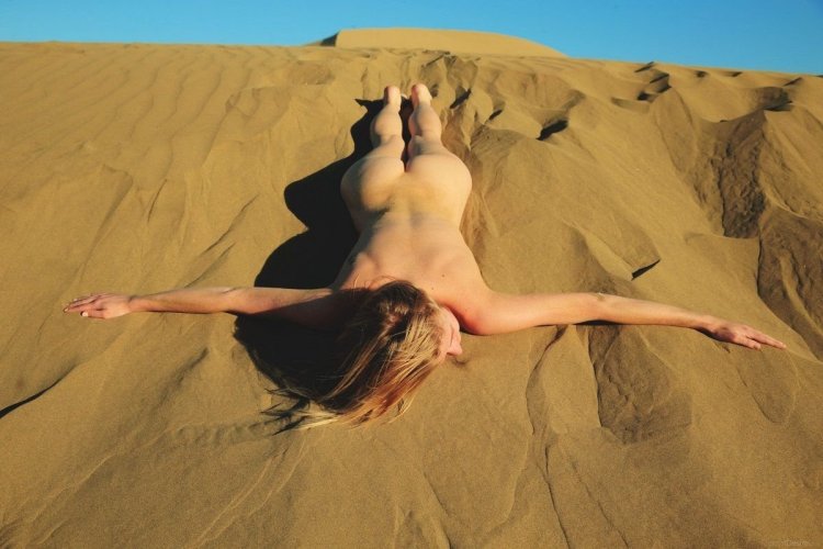 Naked girls in the desert