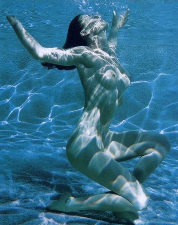 Underwater shooting nude