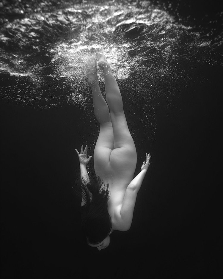 Underwater shooting nude