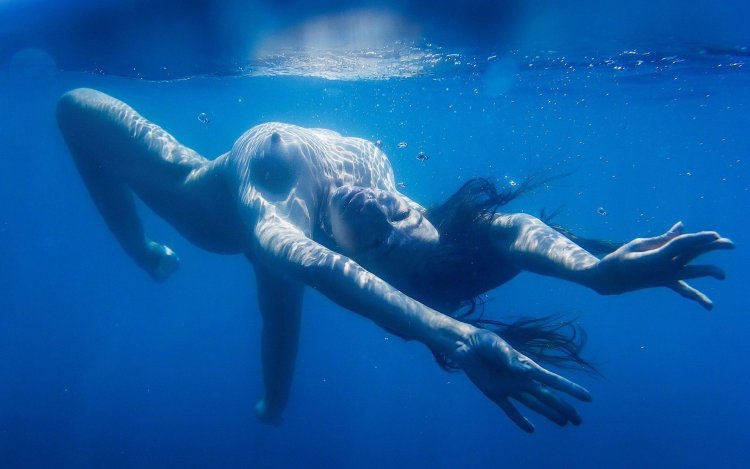 Submarine swimming naked