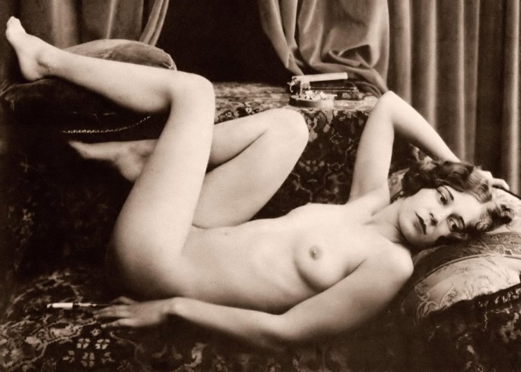 Naked women in the past