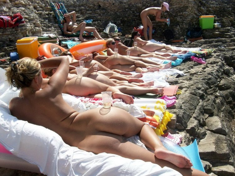 Vacationers without complexes on the beach